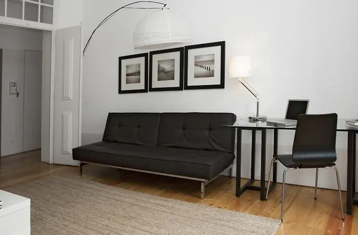 Freedom Serviced - Cais Do Sodre ליסבון